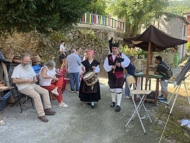 La música de la gaita y el tambor anima el mercado tradicional de Murias.