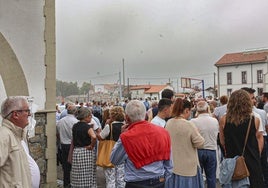 Multitudinario funeral en Cudillero para despedir al padre e hijo fallecidos en un accidente de tractor