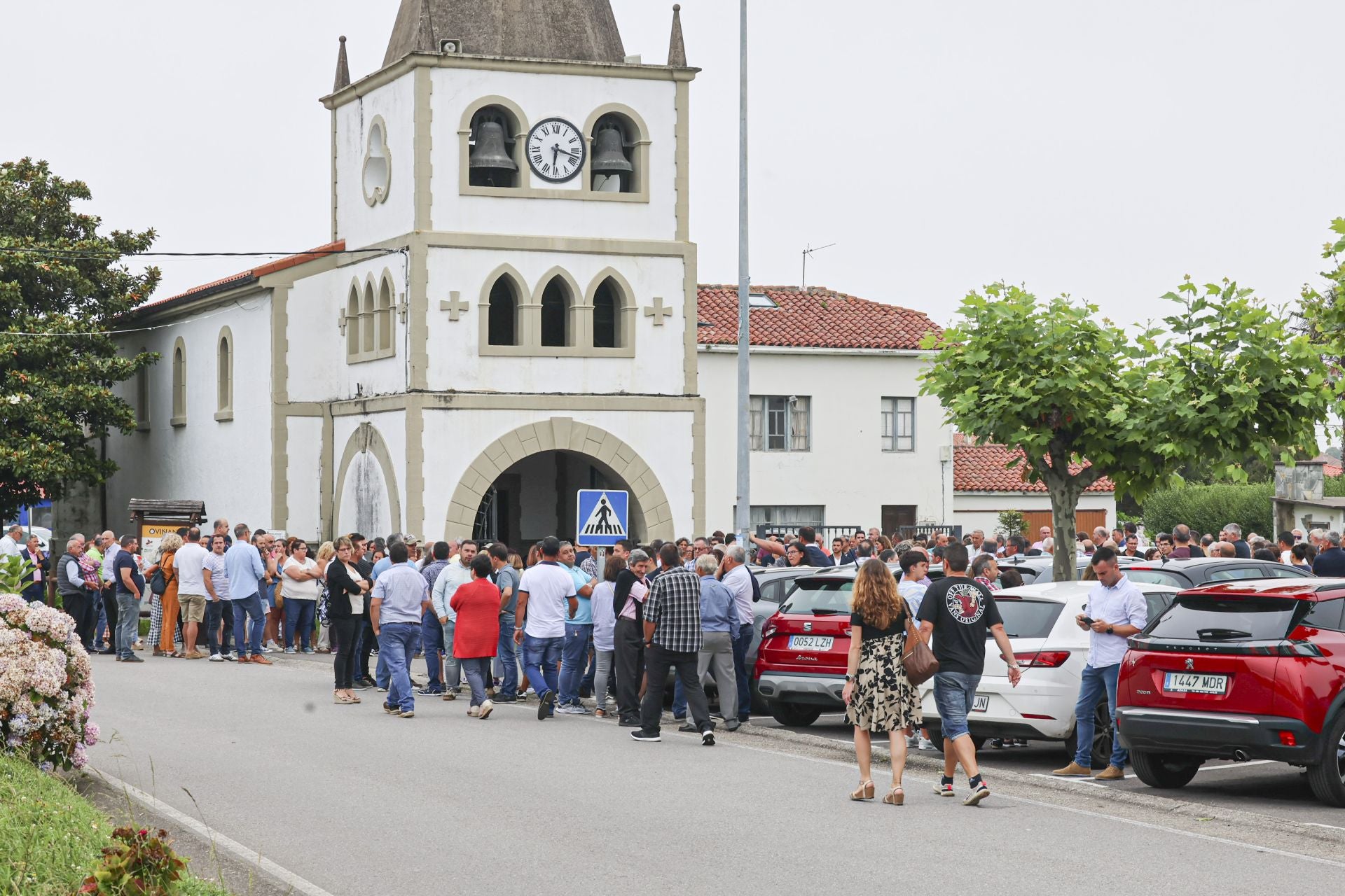 Multitudinario funeral en Cudillero para despedir al padre e hijo fallecidos en un accidente de tractor