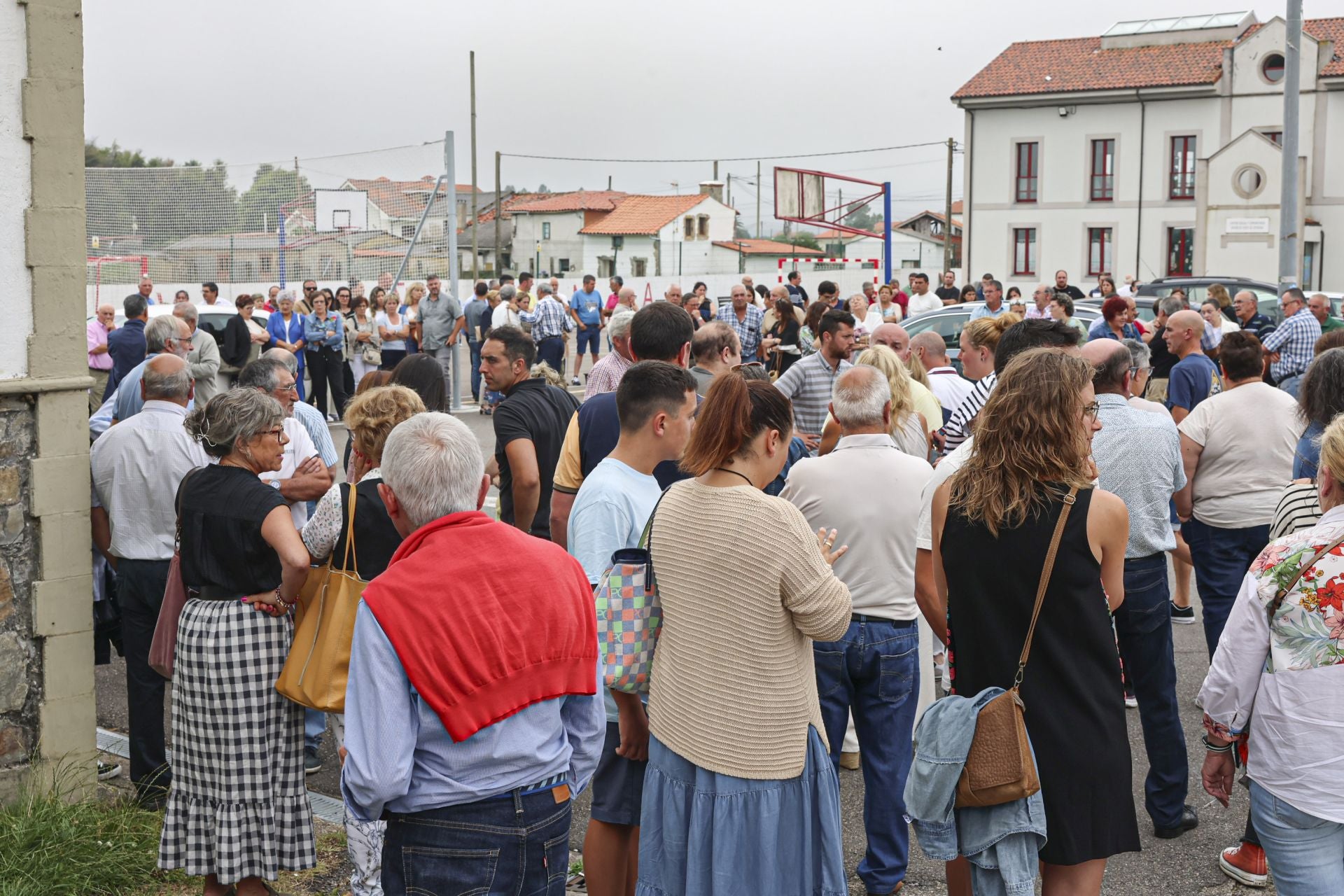 Multitudinario funeral en Cudillero para despedir al padre e hijo fallecidos en un accidente de tractor