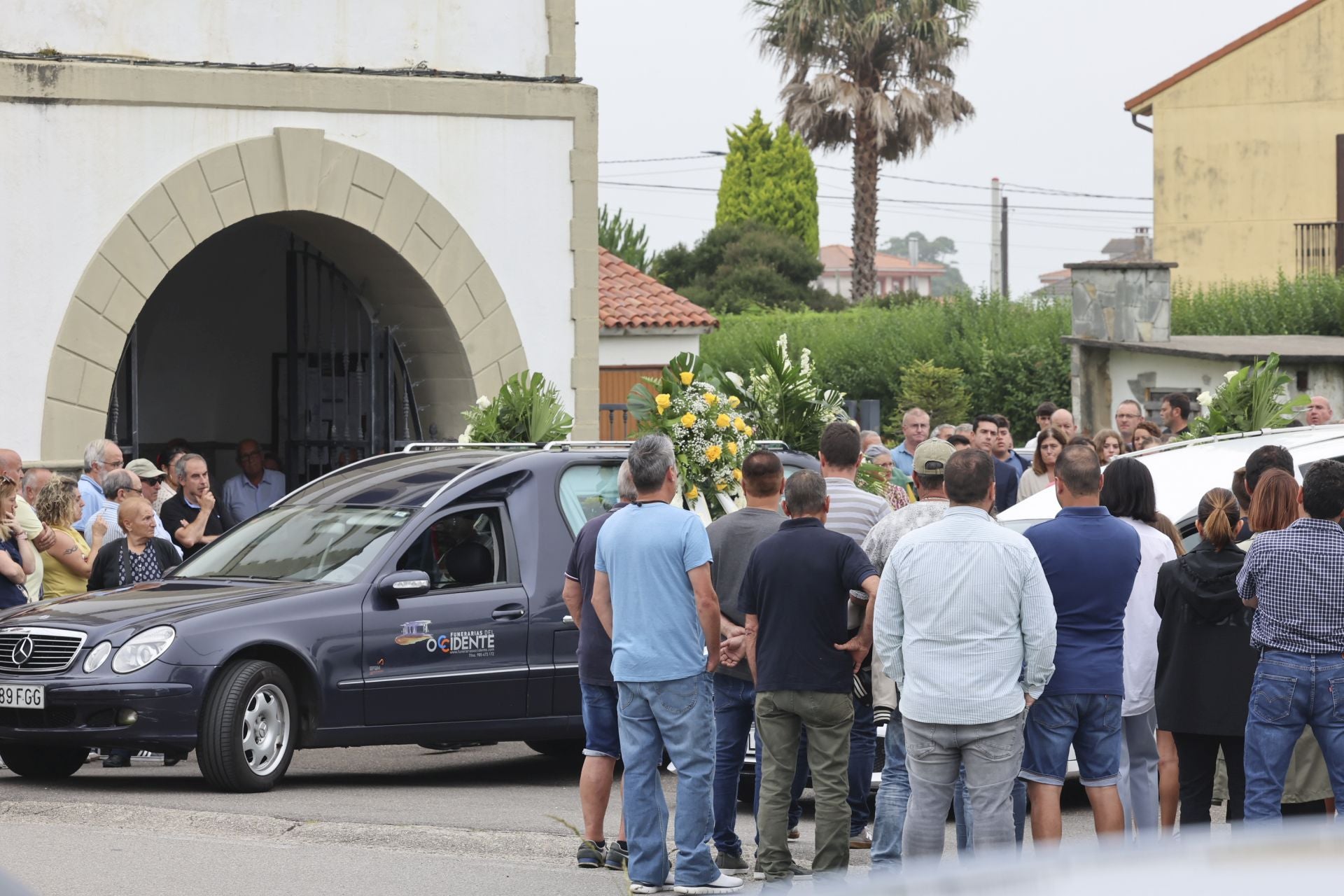 Multitudinario funeral en Cudillero para despedir al padre e hijo fallecidos en un accidente de tractor