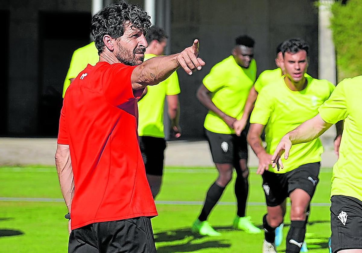 Pablo Gómez da instrucciones a los jugadores durante un entrenamiento en Mondariz.