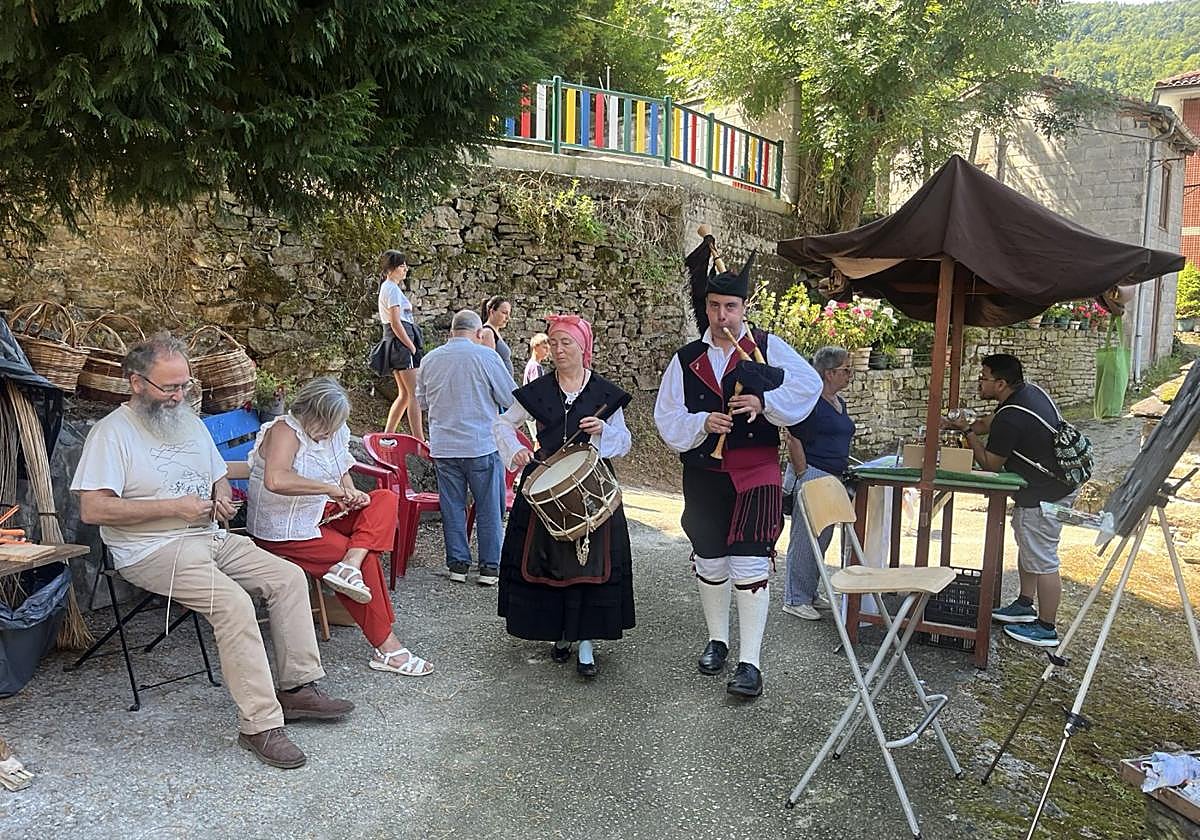 La música de la gaita y el tambor anima el mercado tradicional de Murias.