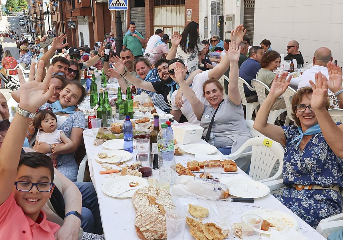 La familia Núñez Iglesias, ayer, durante la comida enla calle del barrio de Otero.