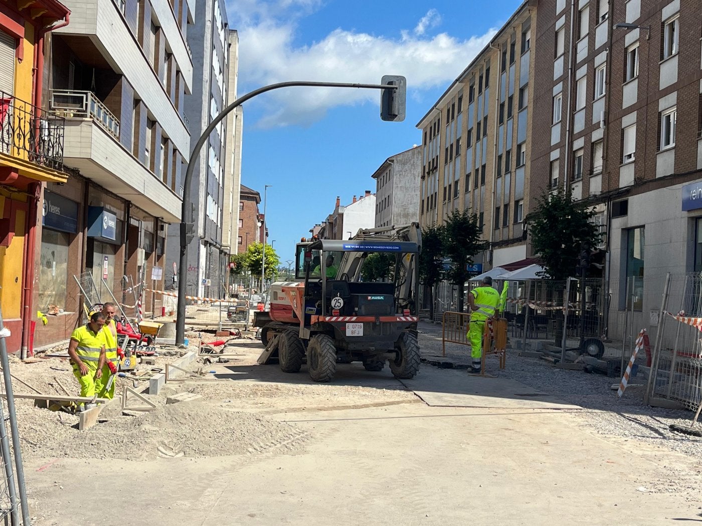 Obras en la avenida de José Tartiere, en Lugones.