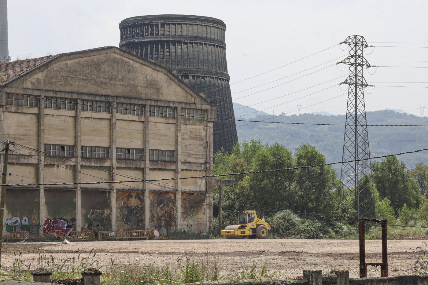 Una máquina trabajando, ayer, en las instalaciones de Nitrastur, parcela contaminada junto al centro urbano de La Felguera.