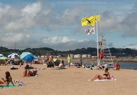 Usuarios en la playa de Poniente esta mañana.