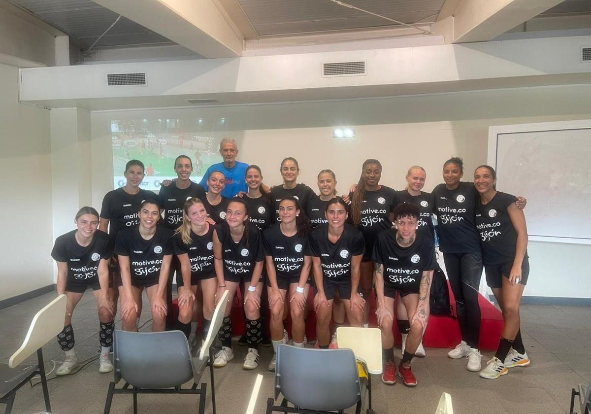 Ramón Gallego, con las jugadoras del Motive.co, ayer, en una sala del Palacio de Deportes.