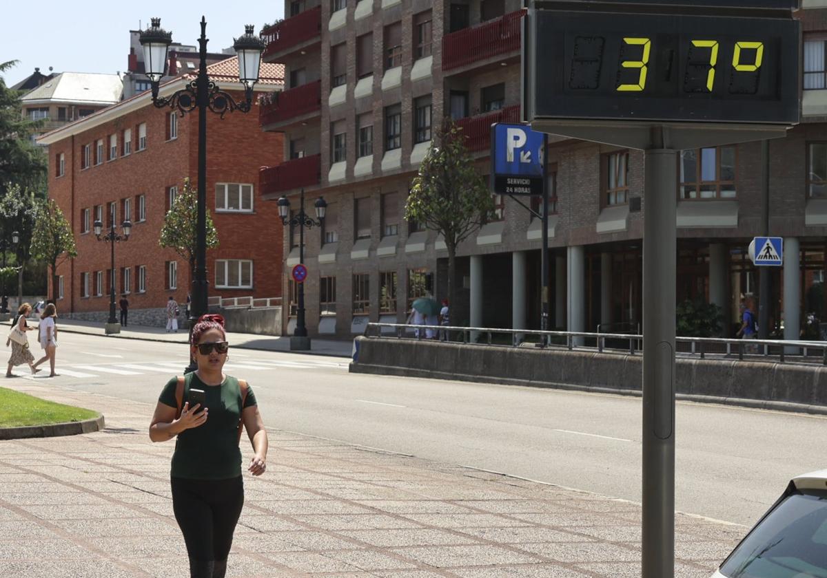 En la zona de Llamaquique, en Oviedo, los termómetros callejeros se dispararon hasta los 37 grados.