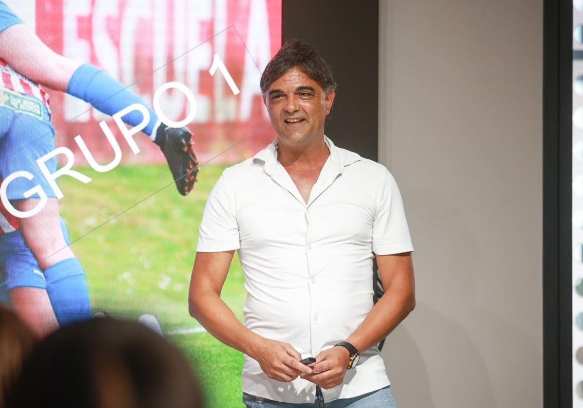 Sergio Pérez, durante su encuentro con la plantilla femenina.