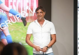 Sergio Pérez, durante su encuentro con la plantilla femenina.