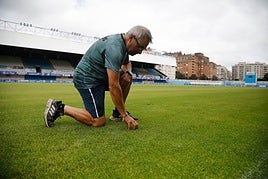 Miguel Cañamero cuida al detalle el césped del Suárez Puerta para que sea una alfombra.