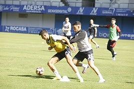 Davo Fernández y Sergio García disputan un balón en un entrenamiento en el Suárez Puerta.