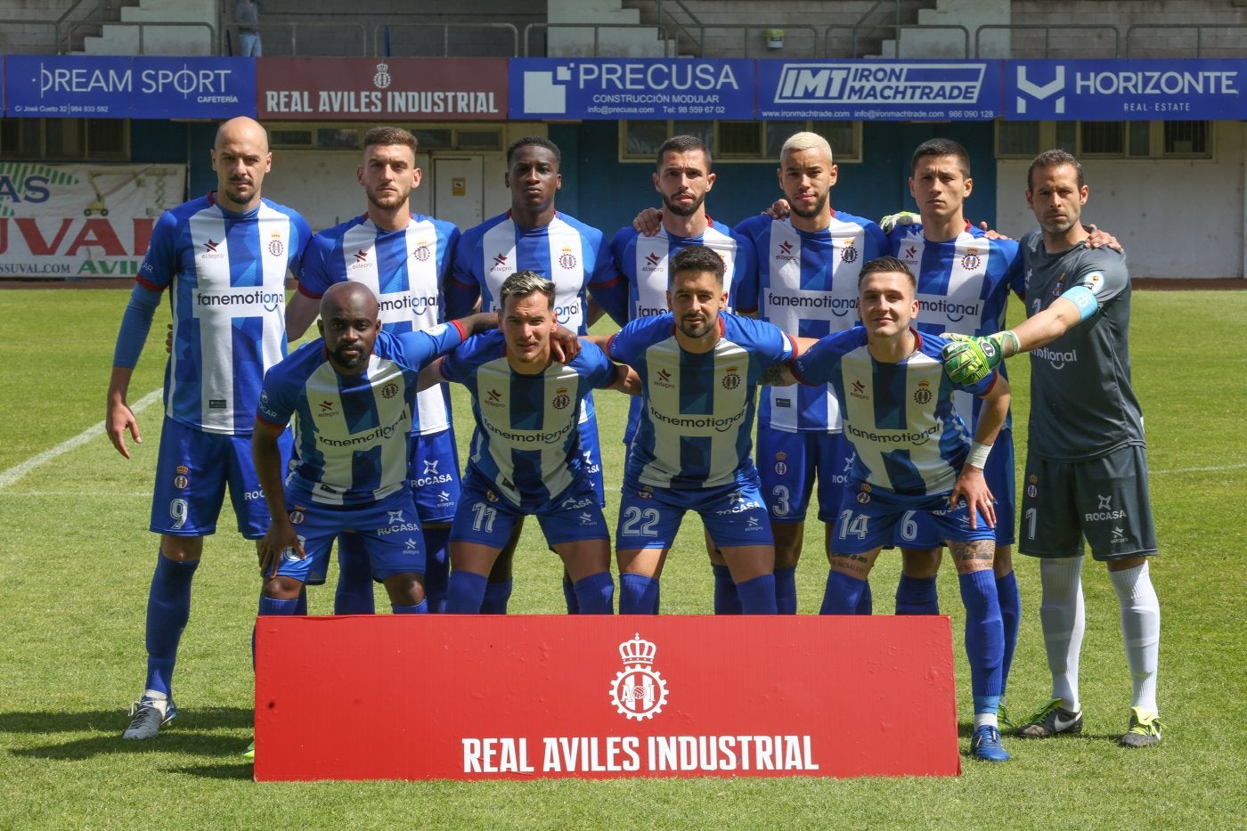 Alineación del Avilés con la camiseta a rayas verticales.