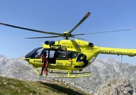 Los bomberos de Asturias intervienen en el rescate de un montañero extranjero en el pico de Valdominguero.