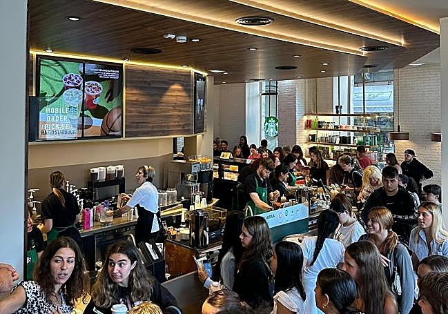 Imagen del interior del Starbucks en Gijón esta mañana.