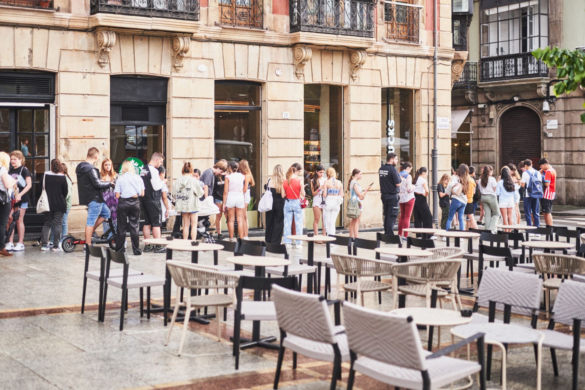 Furor en Gijón por la apertura de Starbucks