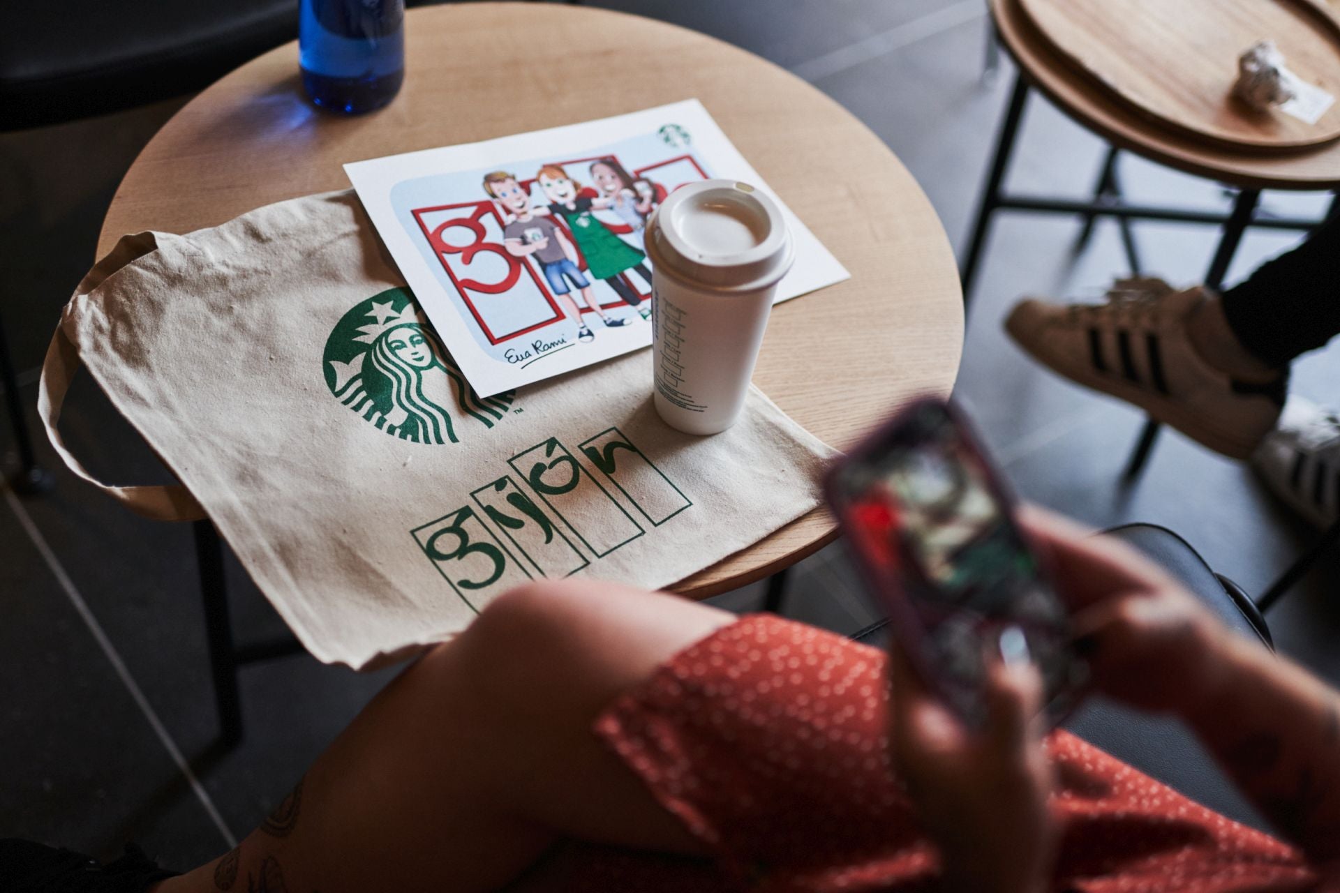 Furor en Gijón por la apertura de Starbucks