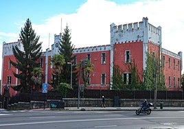 El castillo de entrada a la fábrica de armas de La Vega.
