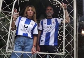 El utillero del Avilés, Javier Serna, y una aficionada posan con la nueva camiseta.