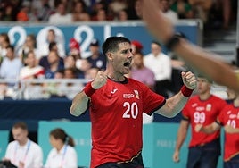 El asturiano Abel Serdio celebra con sus compañeros de la selección española de balonmano.