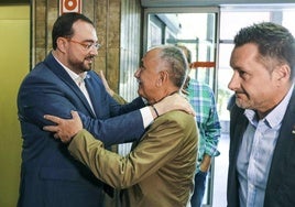 El presidente del Principado, Adrián Barbón, saluda al secretario general de UGT a nivel nacional, Pepe Álvarez, en presencia del secretario general de UGT Asturias, Javier Fernández Lanero, el pasado septiembre.