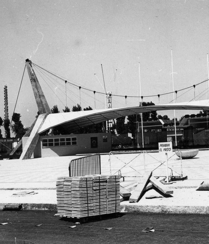 Imagen secundaria 2 - Arriba, puente que unía las dos partes de la Feria a ambos lados del Piles. A la izquierda, los entonces Príncipes de España, en 1970. A la derecha, construcción de la nueva puerta en 1981