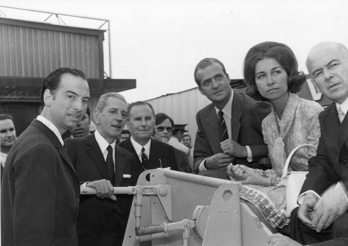 Imagen secundaria 1 - Arriba, puente que unía las dos partes de la Feria a ambos lados del Piles. A la izquierda, los entonces Príncipes de España, en 1970. A la derecha, construcción de la nueva puerta en 1981