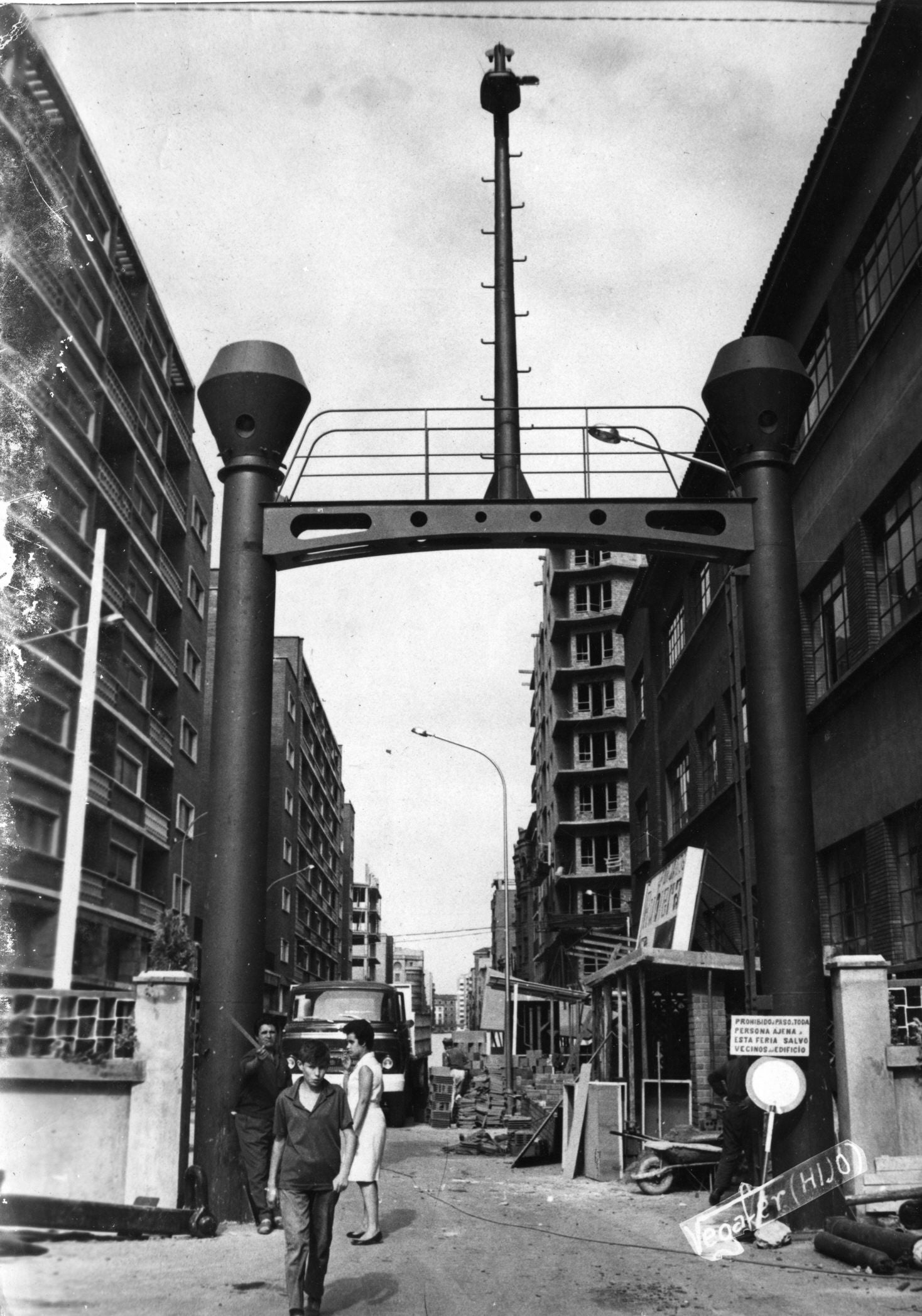 En la calle. Recinto ferial levantado en Fernández Ladreda, hoy avenida de la Constitución, para la Feria de 1965