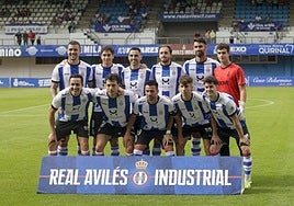 Los jugadores posaron con la nueva indumentaria antes del partido de ayer ante el Sestao en el Suárez Puerta.