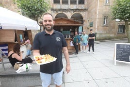 El hostelero David Franqueria muestra una de las tapas.