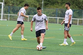 Osky ya se entrenó ayer con el Avilés en La Toba.