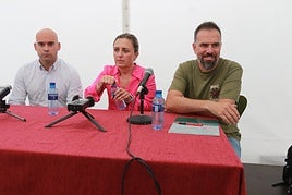 Jesús Martínez Salvador, edil de Urbanismo; María Calvo, presidenta de Fade, y José Manuel Zapico, secretario general de CC OO en Asturias.
