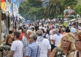 Una multitud llenó Candás durante el festival .