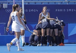 María López, a la izquierda, durante el partido de ayer.