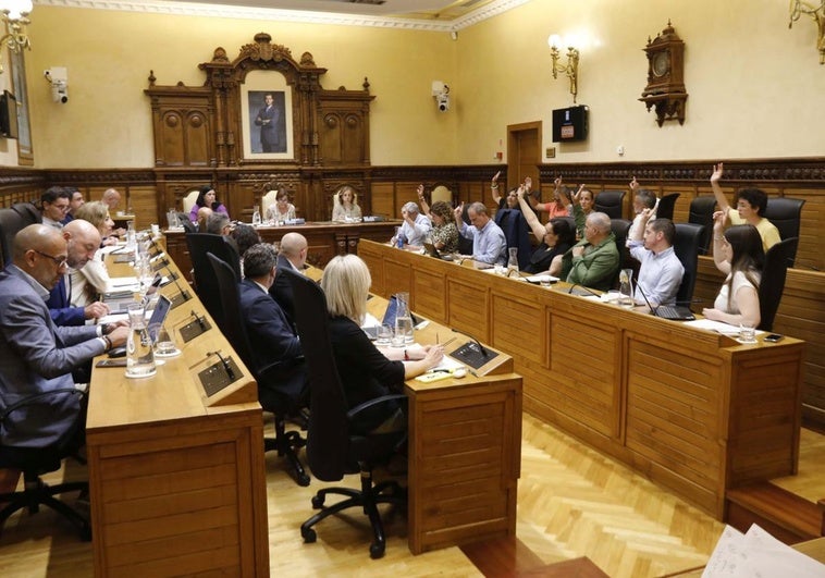 Foro, PP y Vox votan en contra de retirar el monumento franquista del colegio de la Inmaculada