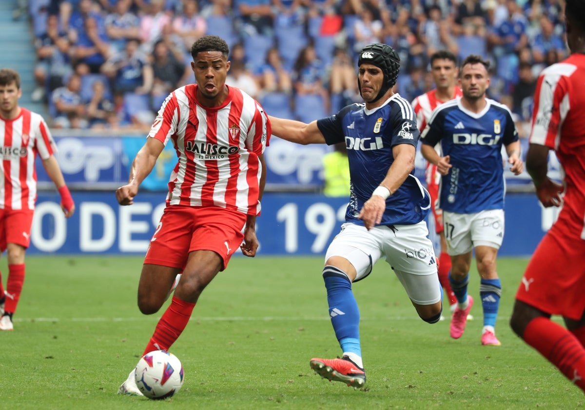 Jonathan Varane, jugando contra el Oviedo.