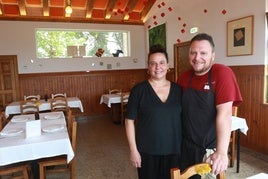 Mariali y Luis Alberto Casas, en su artístico comedor.