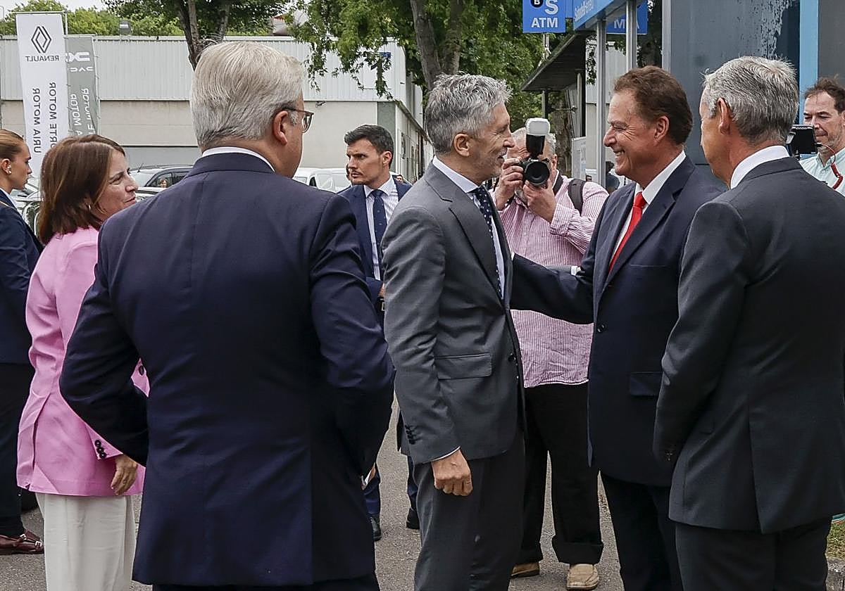 Baragaño saluda al ministro durante su visita al SabadellHerrero antes del acto.
