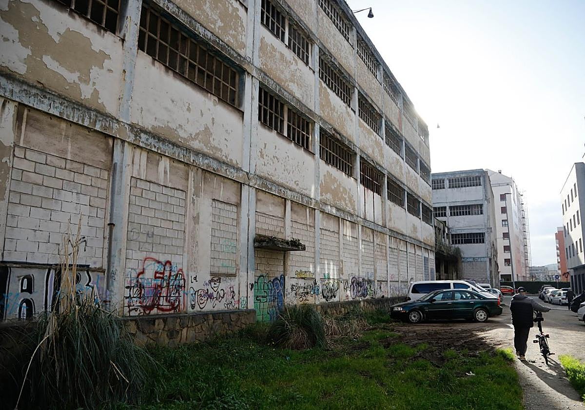 Parte trasera del edificio en ruinas de Flex.