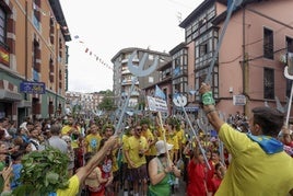 Los Tritones animaron el desfile hasta alcanzar las aguas del río Sella.