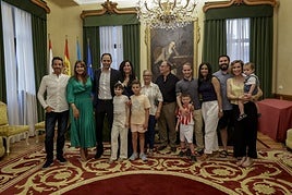 José Ángel Abad posa en el Salón de Recepciones con su familia. A su izda, su esposa Ana González, y a su dcha, su hermana Beatriz (de verde); sus padres José Abad y Cristina Pérez, en el centro; su otra hermana, Laura (a la derecha, con un niño en brazos, Pablo), y demás familia.