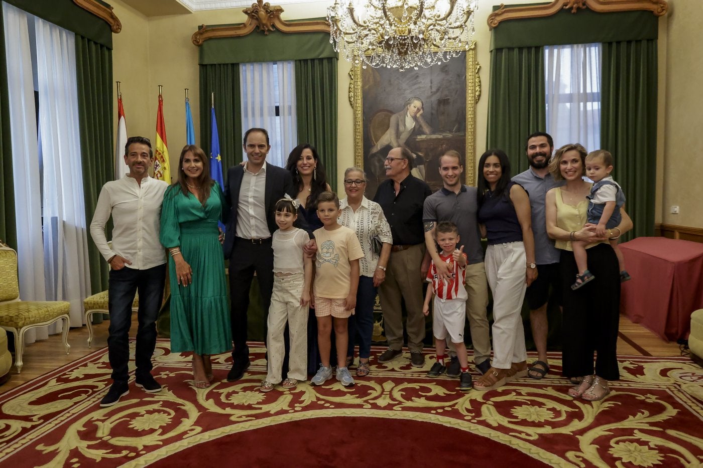 José Ángel Abad posa en el Salón de Recepciones con su familia. A su izda, su esposa Ana González, y a su dcha, su hermana Beatriz (de verde); sus padres José Abad y Cristina Pérez, en el centro; su otra hermana, Laura (a la derecha, con un niño en brazos, Pablo), y demás familia.