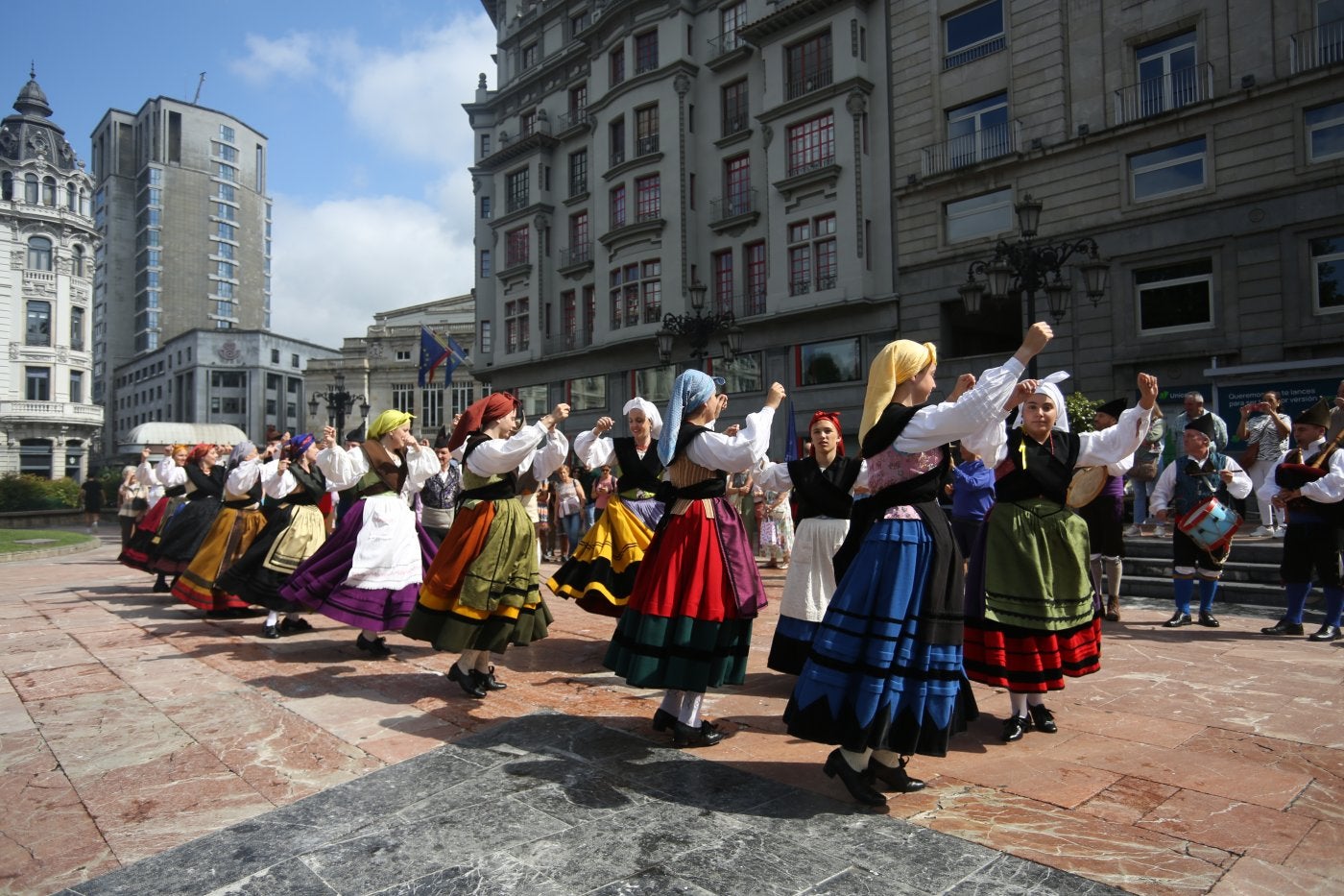 Uno de los bailes del grupo Xeitu en la plaza de la Escandalera.