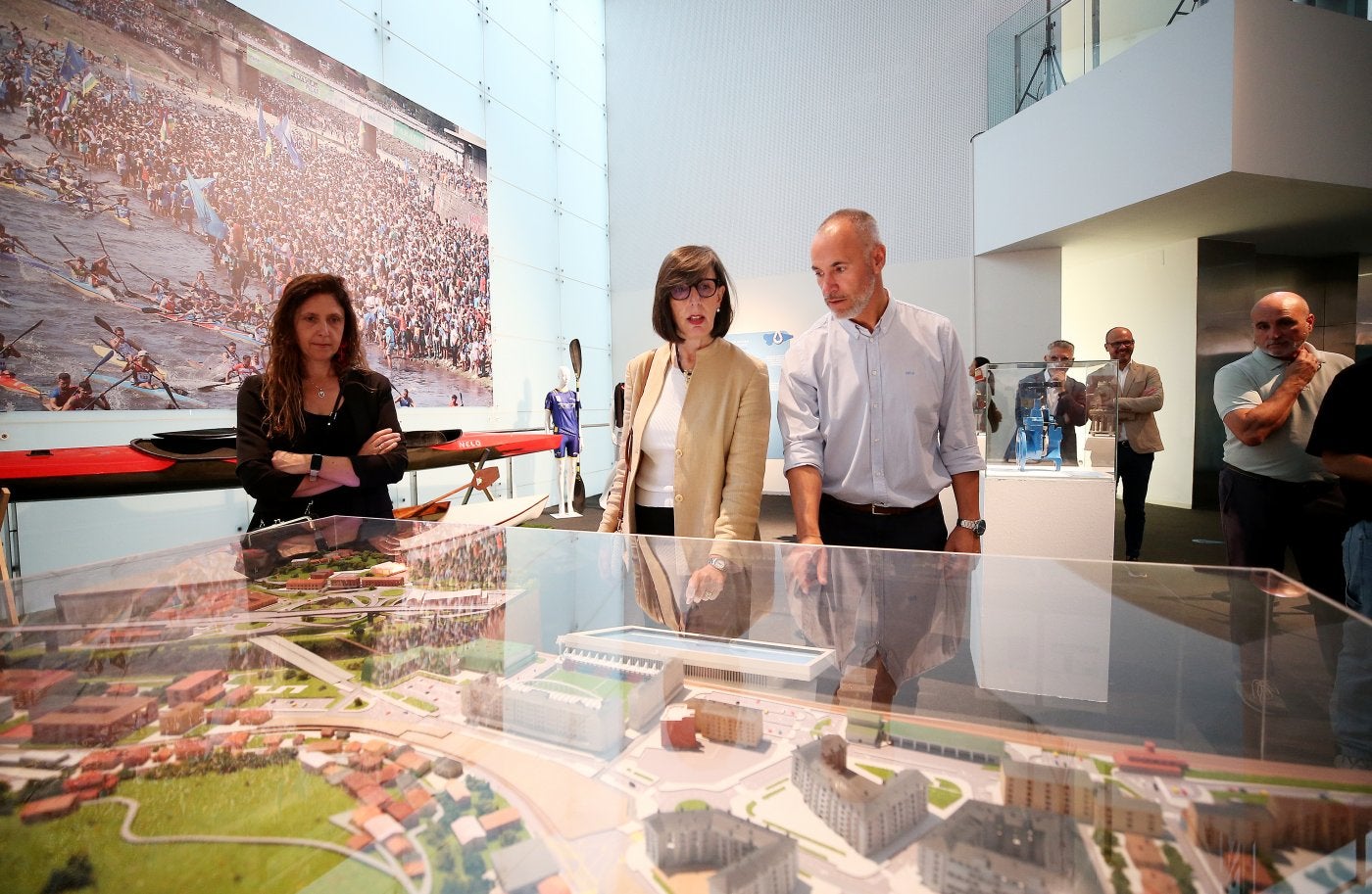 Nieves Roqueñí junto a Xavier Santamarta y Vanesa Mateo, con una maqueta interactiva.