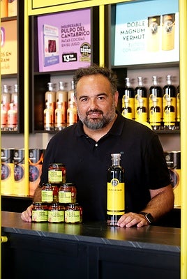 Tito Rodríguez, con una botella de supopular vermú y varios tarros de lanueva ‘Doña Gilda’.