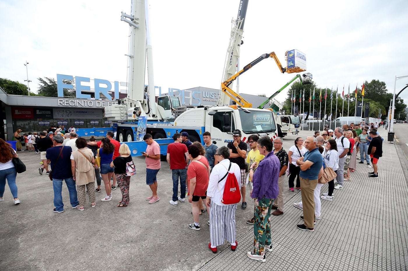 Decenas de personas forman cola a la entrada del recinto antes de la apertura de puertas.