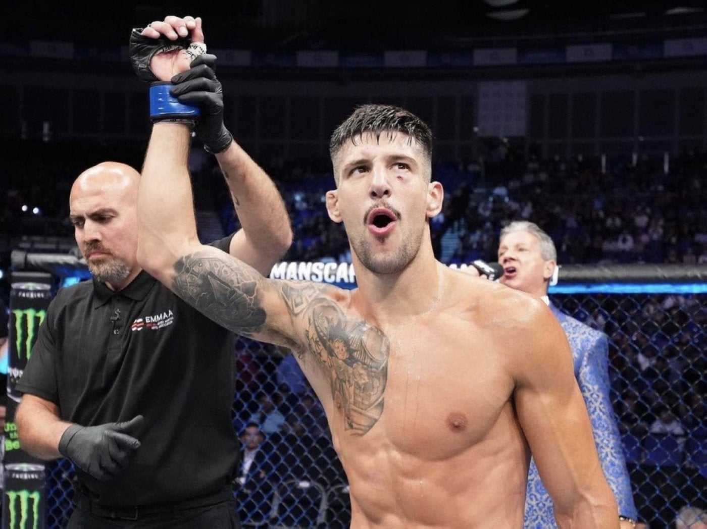 Joel Álvarez alza el brazo victorioso tras su triunfo inapelable.