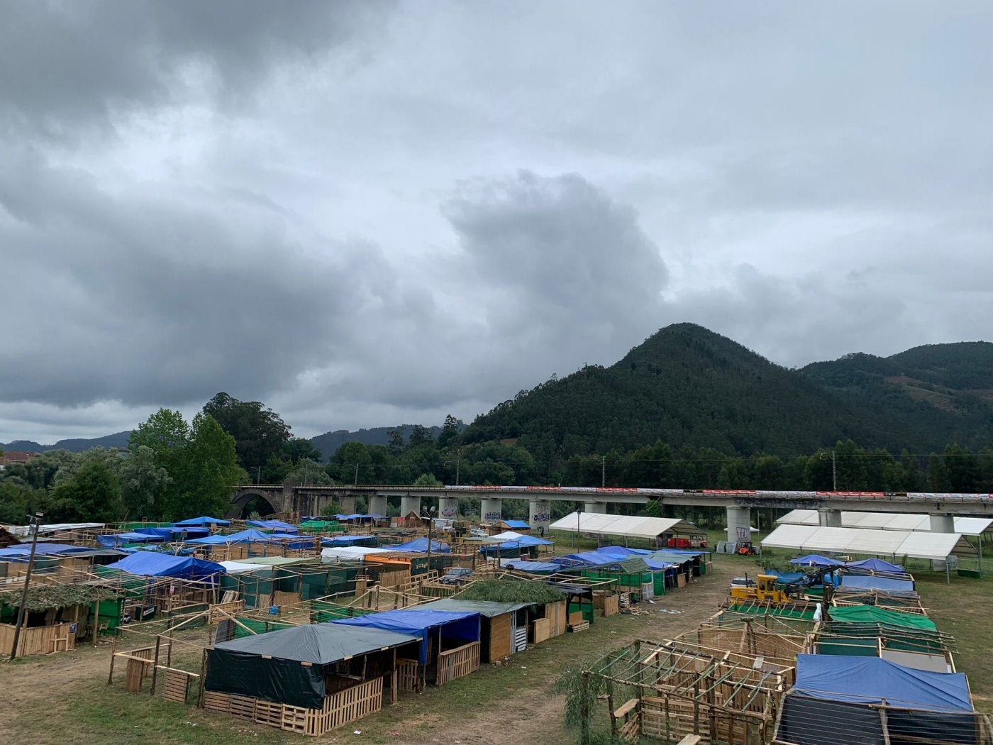 Las casetas ya están montadas en el prau Salcéu.