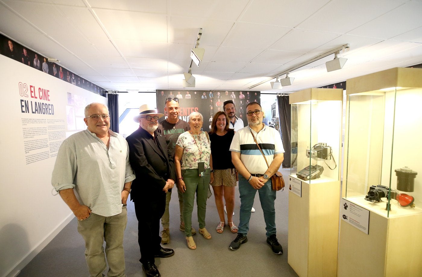 El alcalde, Roberto García, con miembros del FIAP de Langreo.